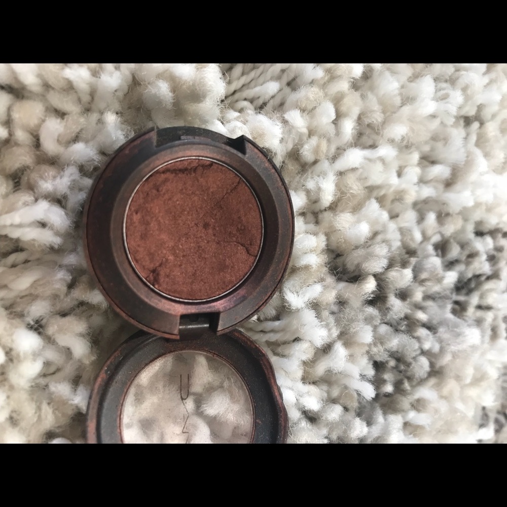 MAC eyeshadow antiqued